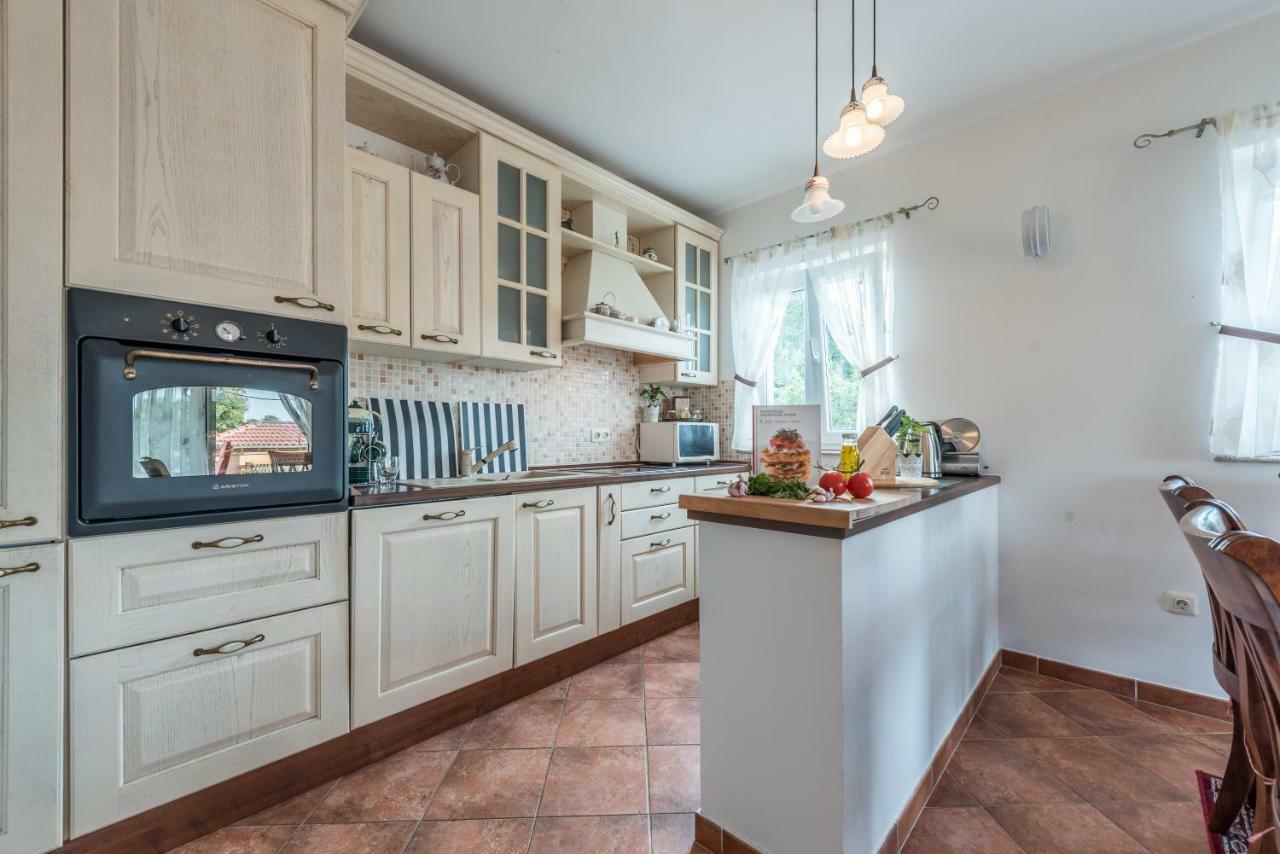 Apartments Jelavic Sutomiscica المظهر الخارجي الصورة